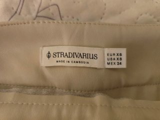 Falda beige Stradivarius