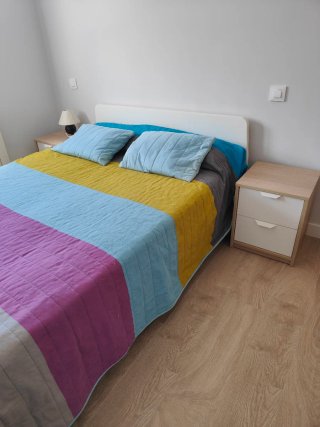 Estructura de cama, somier y colchón + 2 Mesitas