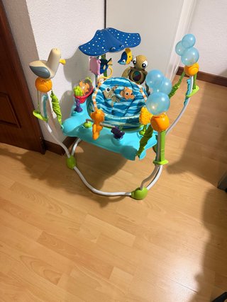 Saltador de bebé con juguetes