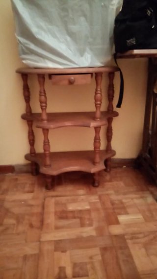 Estantería de madera con cajón