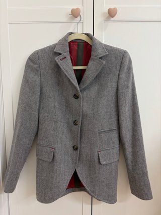 Chaqueta gris con estampado de espiga