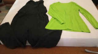 Mono Negro y Chaqueta Verde