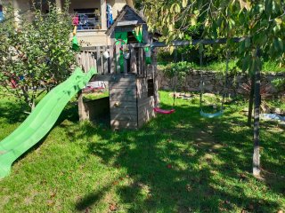 Parque infantil de madera con tobogán