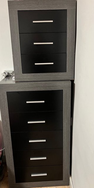 Pack dormitorio 2 mesitas un espejo y cómoda