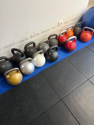 Mancuernas, kettlebell y Slamball.