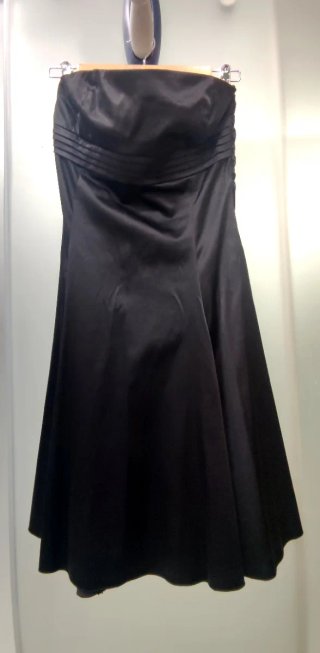 Vestido de fiesta negro sin tirantes
