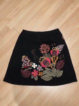 Falda Negra con apliques