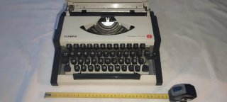 Máquina de escribir Olympia Traveller de Luxe