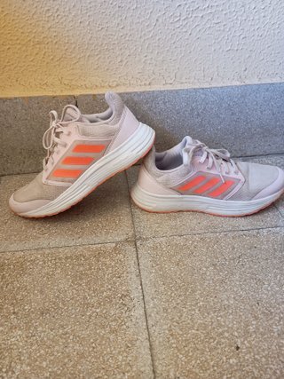 Zapatillas deportivas Adidas rosas.