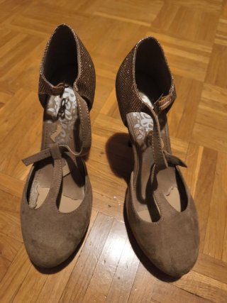 Tacones marrones de ante y brillo