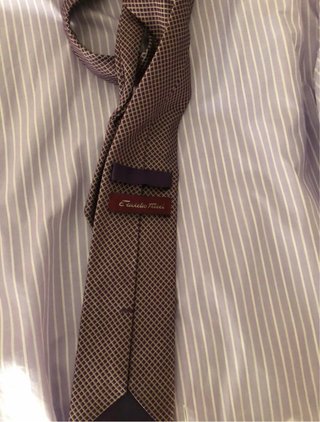 Camisa morada con rayas blancas y Corbata Marrón