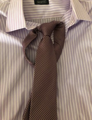 Camisa morada con rayas blancas y Corbata Marrón