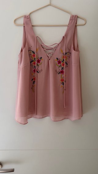 Top rosa bordado flores cruzado