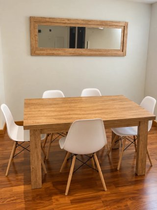 Mesa de comedor extensible de madera.