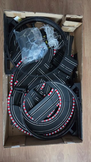 Scalextric con dos coches mercedes y nissan