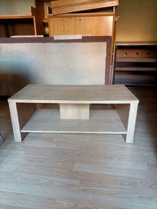 Mesita de televisión de madera