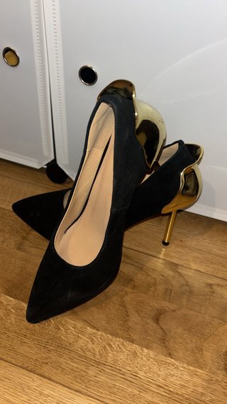 Zapatos de tacón aguja negros y dorados