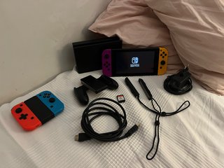 Nintendo Switch originale + FIFA 23 fisico + accessori