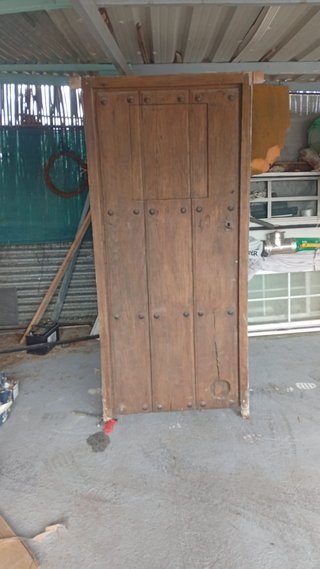 Puerta madera maciza rústica con marco