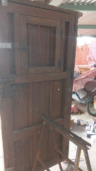 Puerta madera maciza rústica con marco
