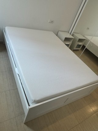 Cama con colchón y 2 mesitas de noche