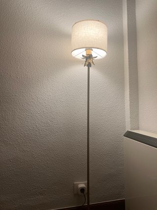 Lámpara de pie con pantalla