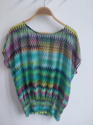 Blusa multicolor con estampado zig-zag