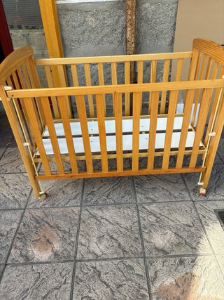 Cuna de madera con ruedas