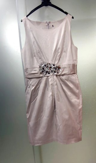 Vestido de fiesta beige con pedrería