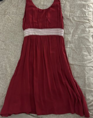 Vestido rojo con cinturón blanco
