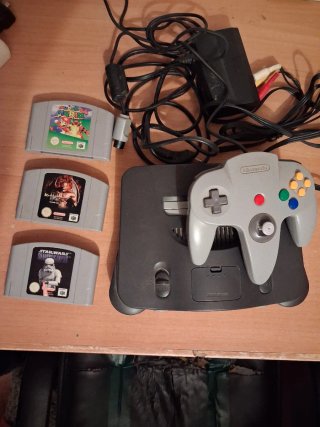Console Nintendo 64 con controller e 3 giochi