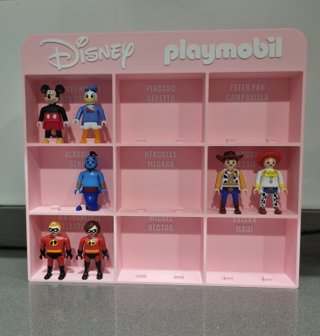 Expositor Playmobil Disney con nombres color rosa
