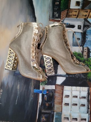 Botines Dorados con Tacón Geométrico