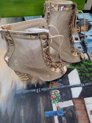 Botines Dorados con Tacón Geométrico