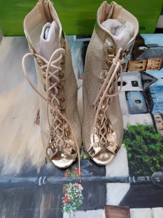 Botines Dorados con Tacón Geométrico