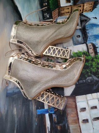 Botines Dorados con Tacón Geométrico