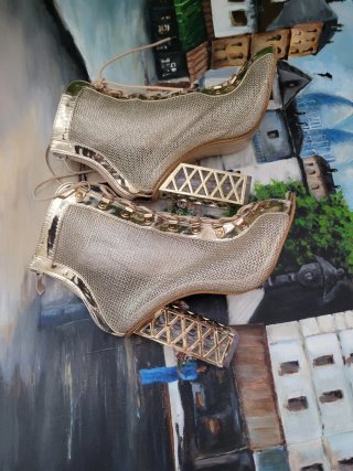 Botines Dorados con Tacón Geométrico