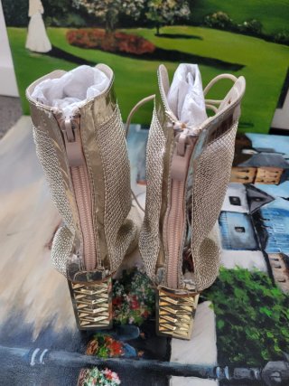 Botines Dorados con Tacón Geométrico