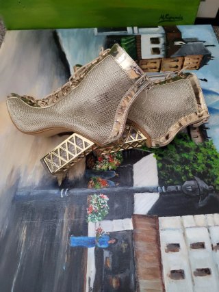 Botines Dorados con Tacón Geométrico