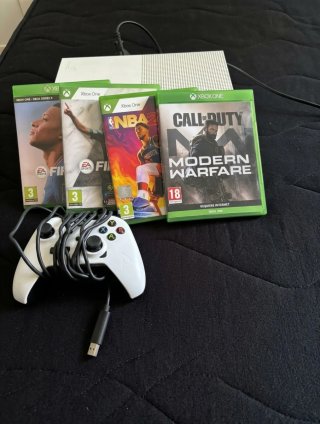 Console Xbox One Bianca con 4 Giochi