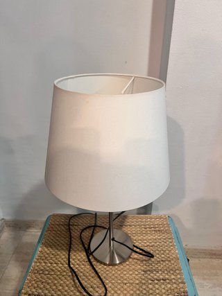 Lámpara de mesa con pantalla blanca
