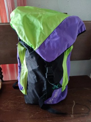 Mochila verde y morada