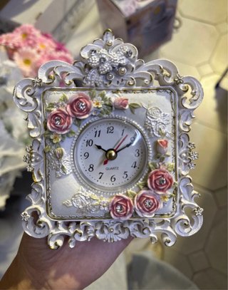 Orologio da comodino decorato con rose