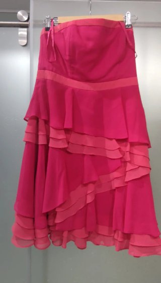 Vestido de fiesta rosa con volantes