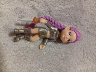 Figura Huntrix con espada