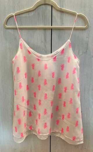 Camiseta tirantes blanco con estampado piñas rosa