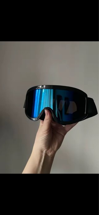 Gafas de esquí negras con lente azul