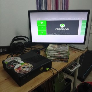 Xbox 360 Slim con controller e 10 giochi
