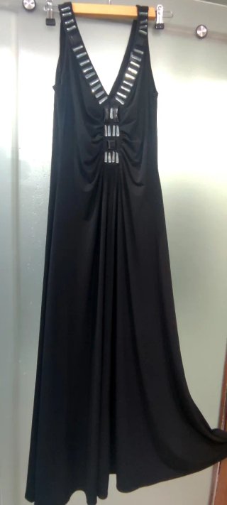 Vestido de fiesta negro con pedrería