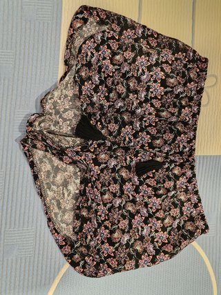 Pantalones cortos florales negros y rosas